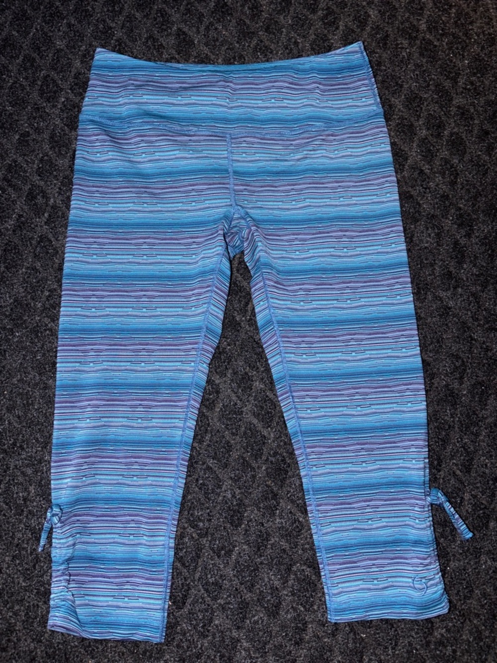 Moving Comfort Blue and Teal geometric Striped Workout Capri Size Medium